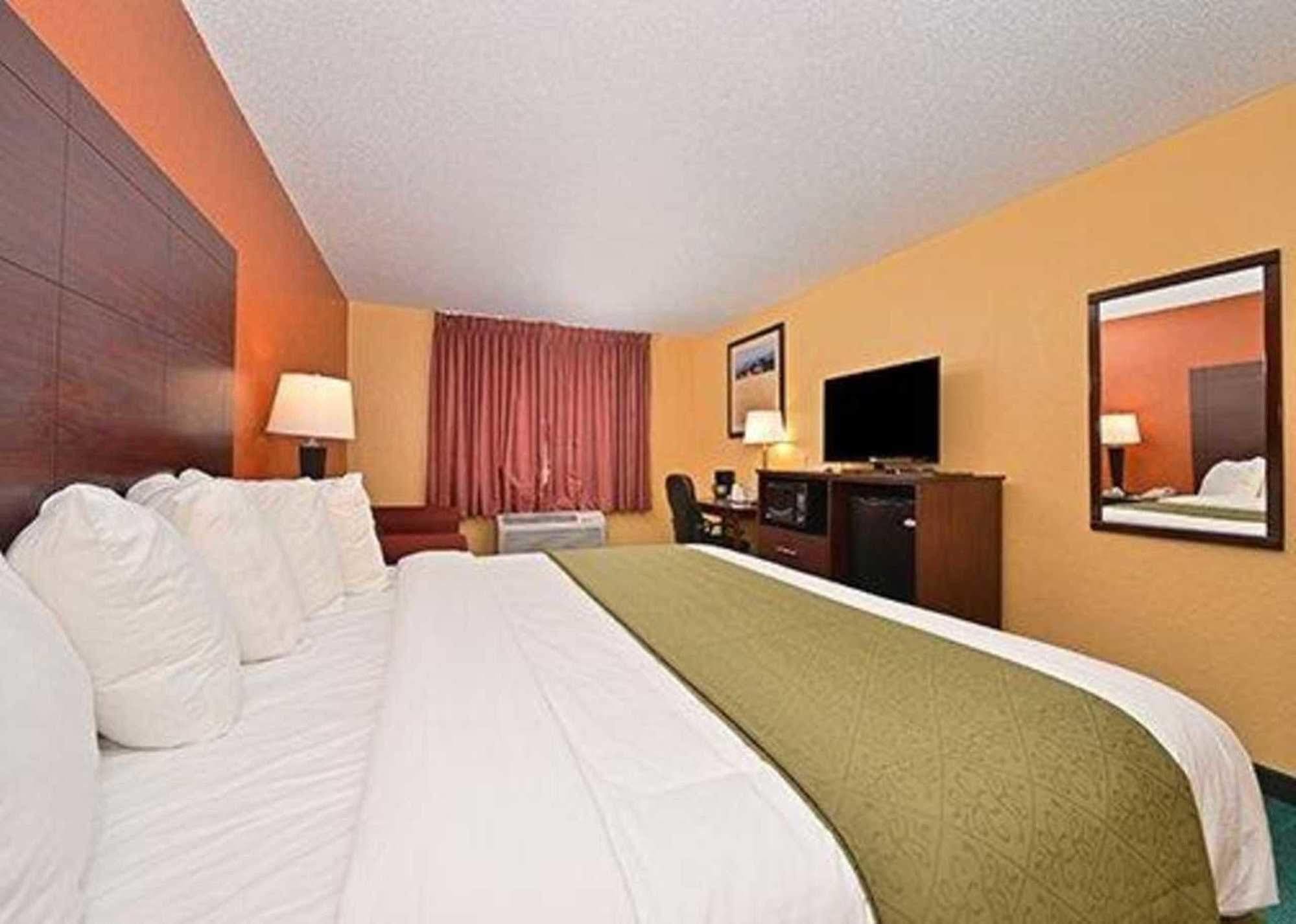 Quality Inn & Suites Grinnell Near University Екстериор снимка