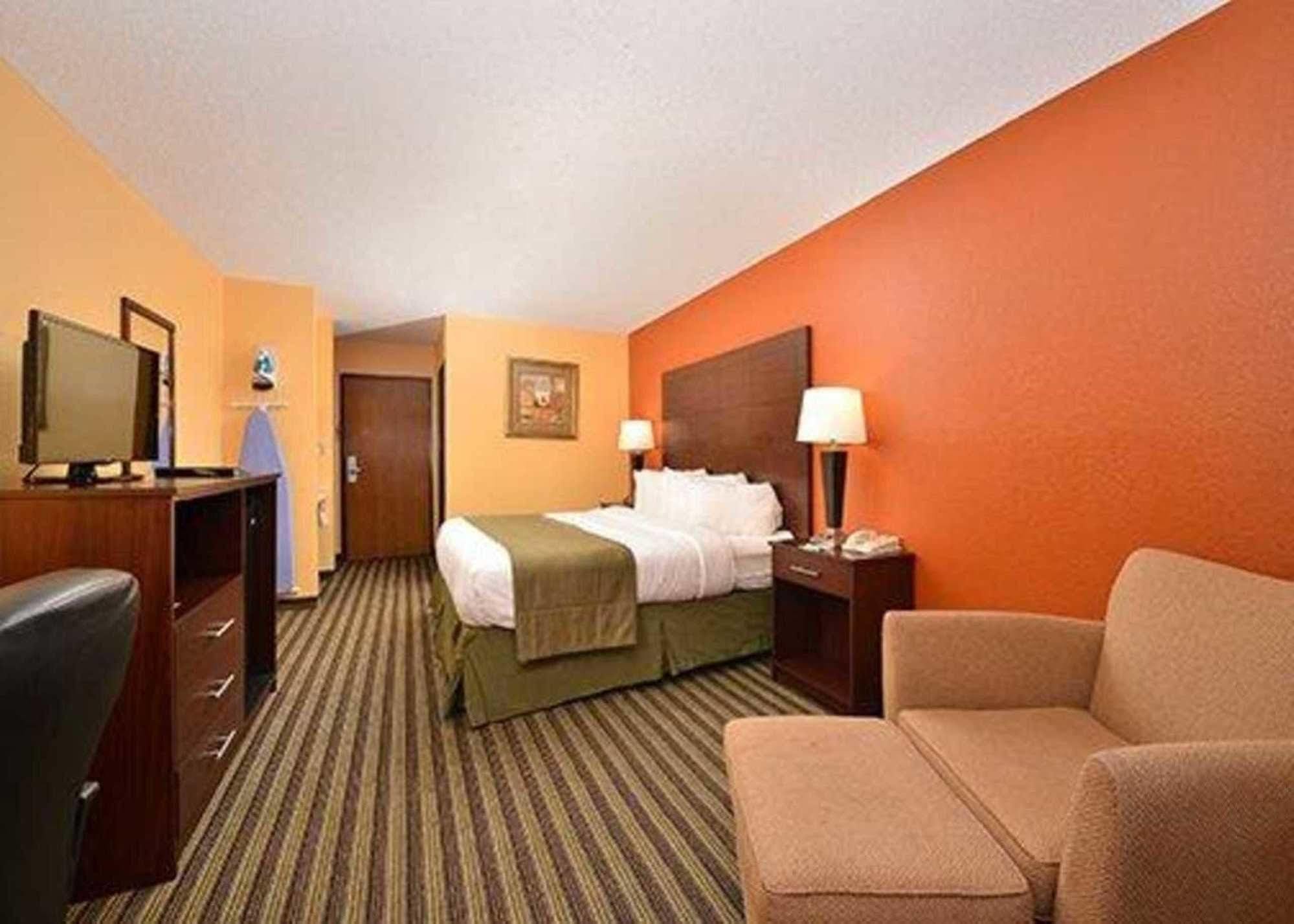 Quality Inn & Suites Grinnell Near University Екстериор снимка