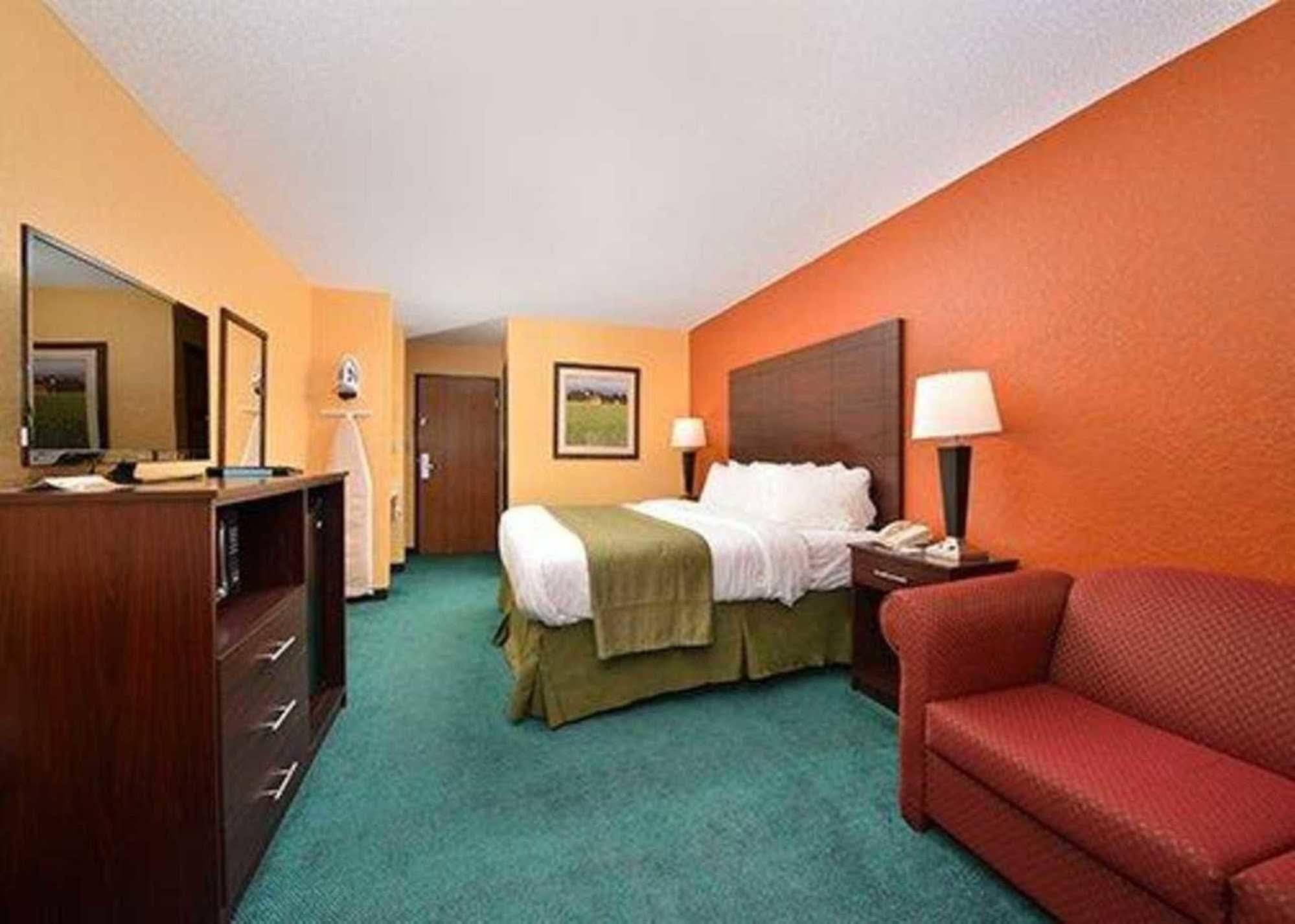 Quality Inn & Suites Grinnell Near University Екстериор снимка